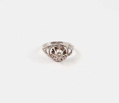 null Bague solitaire en filins torsadés d'or gris (750) ornée d'un diamant de taille...