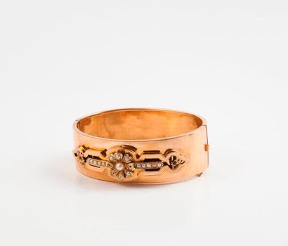 null Bracelet en or jaune (750) rigide à décor de rose stylisée ornée de petites...