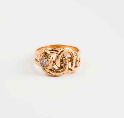 null Bague serpent en or jaune (750), le front orné d'un diamant de taille brillant...