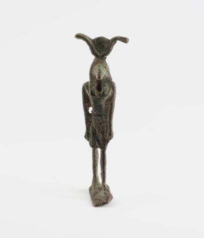 EGYPTE 

Statuette d'un dieu.

Bronze à patine vert oxydé.

H. : 12 cm.