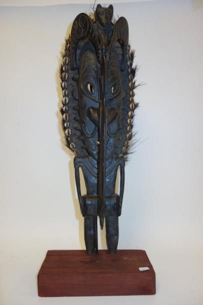 Nouvelle Guinée 

Statue d'homme à la coiffe.

Bois sculpté, tressage, plumes et...