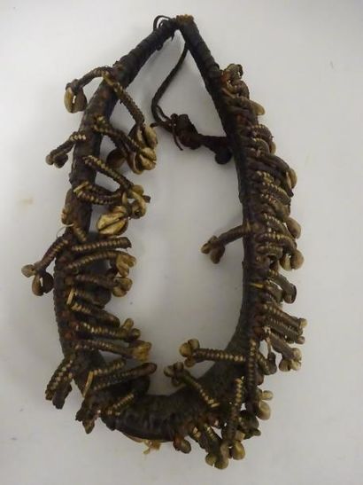 Nouvelle Guinée 

Collier en cuir et cauris. 

Long. : 29 cm. 

Accidents et manques....