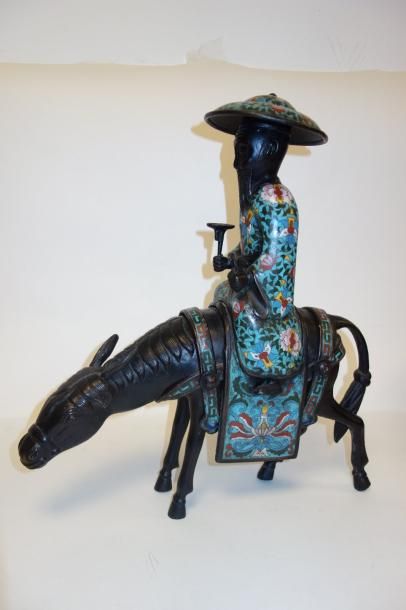JAPON 

Toba sur sa mule.

Epreuve en bronze à patine brune et décor polychrome d'émaux...