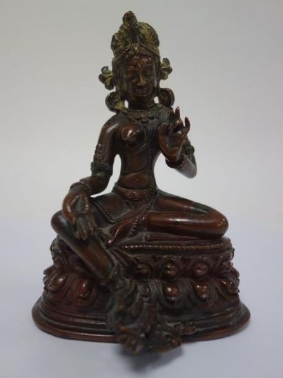 CHINE / TIBET 

Divinité bouddhique en méditation. 

Epreuve en bronze à patine brune....