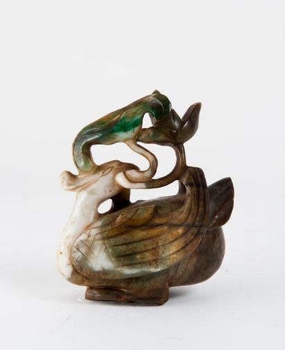 CHINE 

Phoenix tenant une feuille de lotus dans son bec en jade blanc veiné vert...