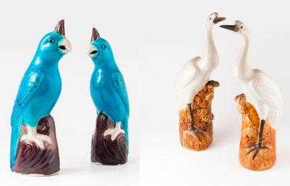 CHINE 

Deux paires de sujets en porcelaine émaillée :

Perroquets bleus et grues...