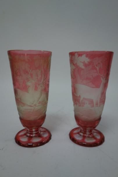 BOHEME 

Paire de vases sur piédouche en cristal doublé blanc et rose gravé d'un...
