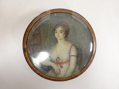 null Boîte drageoir ronde en loupe.

Couvercle orné d'une miniature, jeune femme...