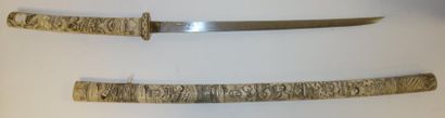 JAPON 

Grand sabre (tachi), manche et fourreau en os à décor sculpté de personnages.

Vers...