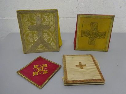 null Linge liturgique en soie ou tissus brodés et galons à décor de croix :

- trois...