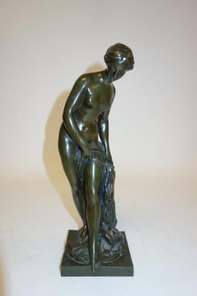 D'après Etienne Maurice FALCONET (1716-1791) 

Baigneuse.

Epreuve en bronze à patine...