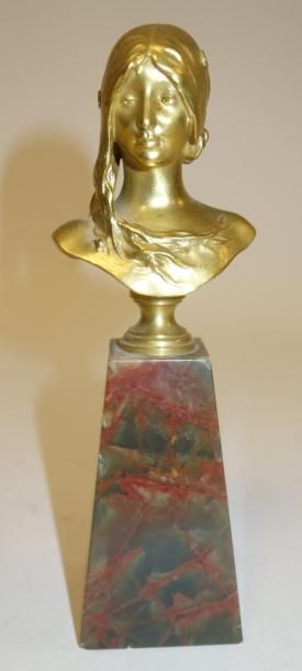 D'après Antonin CARLES (1851-1919) 

Buste de jeune femme.

Epreuve en bronze doré....