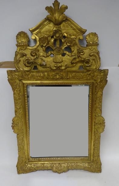 null Miroir avec cadre et fronton, rapporté, en bois doré.

Style Régence.

106 x...