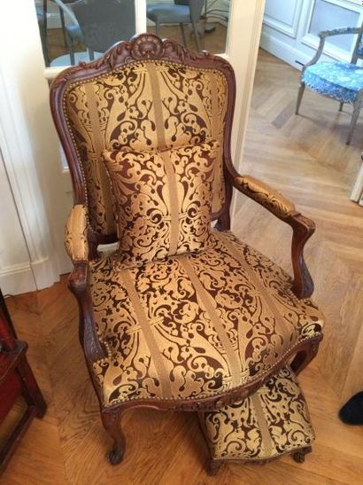 null Paire de fauteuils à la Reine en bois teinté, mouluré, sculpté à décor de coquilles...