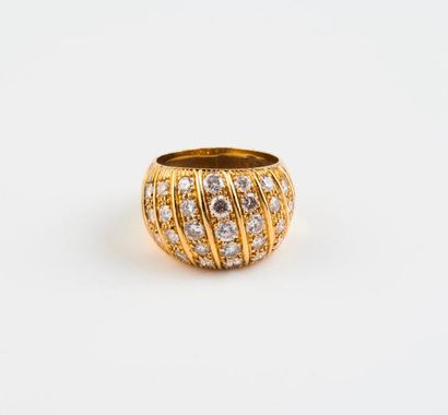 null Bague dôme en or jaune (750) ornée de lignes de diamants de taille brillant...