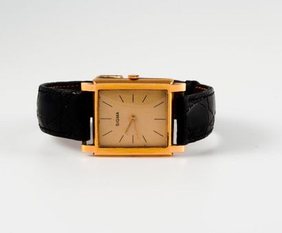 SIGMA 
Montre bracelet d'homme. 
Boitier rectangulaire en or jaune (750). 
Cadran...