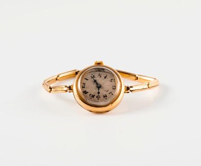  Montre bracelet de dame en or jaune (750). 
Boîtier circulaire. 
Cadran argent,...