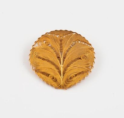 null Broche en filigrane d'or jaune (750) à décor de queue de paon.

Epingle en or...
