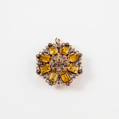 null Broche-pendentif en forme de rosace en or jaune (750) et argent (833) sertie...