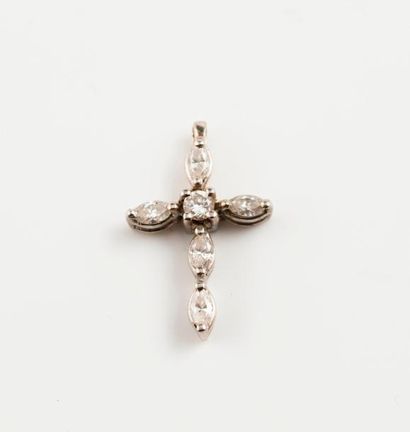 null Pendentif croix en platine (850) formée de petits diamants de tailles navette...