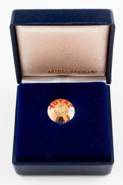 Arthus BERTRAND, Paris 

Bouton de revers en or jaune (750) émaillé TOTAL. 

Poids...