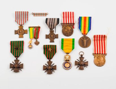Lot de médailles et décorations : 
- Croix...