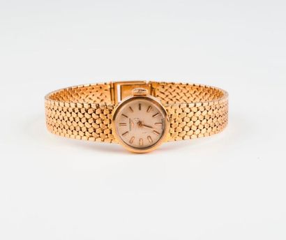 LONGINES 
Montre bracelet de dame en or jaune (750). 
Boitier circulaire. 
Cadran...