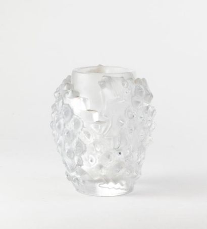 LALIQUE FRANCE 

Vase de forme ovoïde à décor de poissons hérissés. 

Epreuve en...