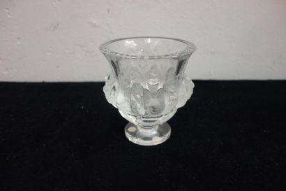 LALIQUE FRANCE 

Vase en cristal en partie satiné à décor de moineaux. 

Signé sous...