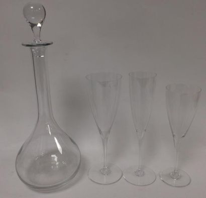 BACCARAT 

Partie de service de verres en cristal comprenant:

-12 flûtes grand modèle

-11...