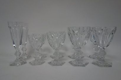 BACCARAT 

Partie de service de verres en cristal taillé, modèle Harcourt, comprenant...