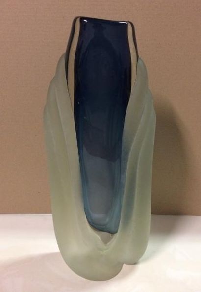 Alain BEGOU (1945) 

Vase en verre. 

Signé au revers. 

H. : 41 cm.