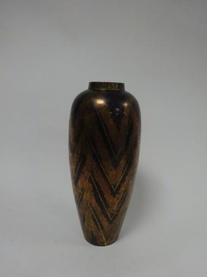 CHRISTOFLE, attribué à 

Vase balustre en métal à motifs géométriques. 

Fond percé....