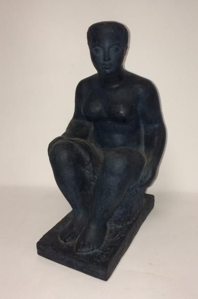 Lucien GIBERT (1904-1988) 

Femme assise. 

En plâtre patiné bleu marine. 

Signé....