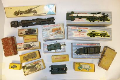 DINKY TOYS 

Lot comprenant:

- Char Amx poseur de pont, en boîte.

- Unimog Mercedes...