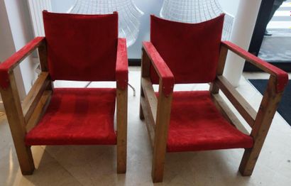 null Paire de fauteuils en bois naturel, garniture de feutre rouge. 
Circa 1950-60.
H....