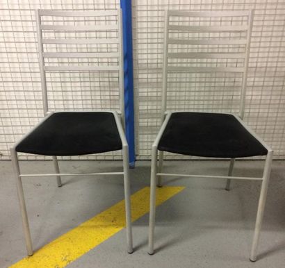 FLY LINE Made in Italy 

Suite de 8 chaises en métal piètement tubulaire. 

H. :...