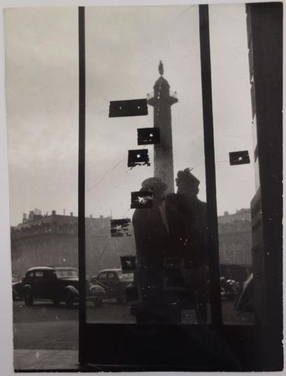 Willy Ronis (1910-2009) Willy RONIS (1910-2009)

La Place Vendôme à Paris, 1945.

20...