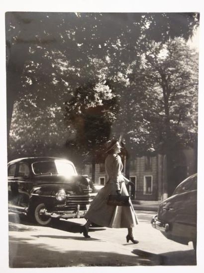 Willy Ronis (1910-2009) Willy RONIS (1910-2009)

Avenue Montaigne, 1948.

24 x 18...