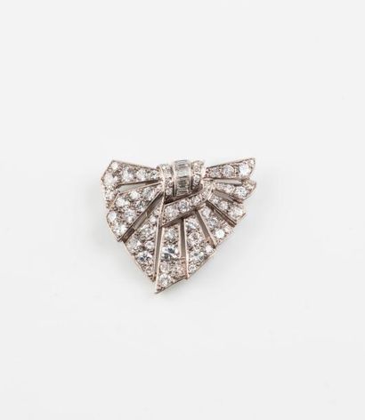 null Petit clip de revers en platine (850) pavé de diamants de tailles ancienne,...