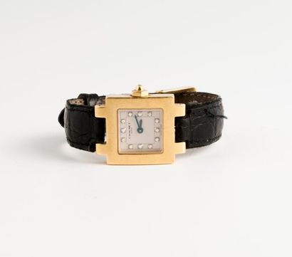 CHAUMET Paris 
Montre bracelet de dame. 
Boîtier carré en or jaune (750). 
Cadran...