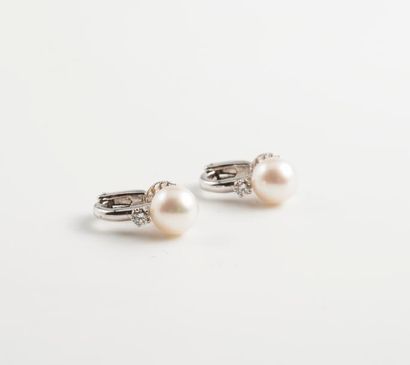 null Paire de clips d'oreilles en or gris (750) ornées d'une perle de culture blanche...