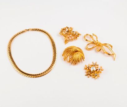 null Lot de bijoux fantaisie en métal doré :

- un collier à maille palmier en chute,...