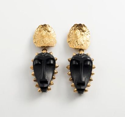 Isabel CANOVAS, Collection Afrique 
Paire de clips d'oreilles en métal doré ornées...