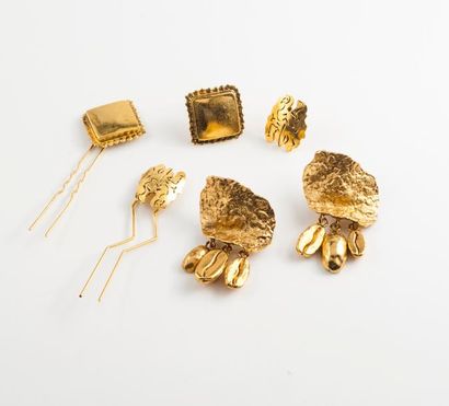 Isabel CANOVAS 

Lot de bijoux de fantaisies en métal doré comprenant : 

- Une paire...