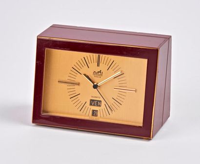 HERMES Paris 

Réveil matin trapézoïdal en métal doré et laqué bordeaux. 

Cadran...