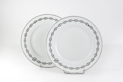 HERMES Paris 

Deux plats ronds en porcelaine blanche.

Décor émaillé d'une frise...