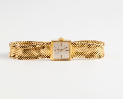 JAEGER-LECOULTRE 
Montre bracelet de dame en or jaune (750). 
Boîtier carré. 
Cadran...