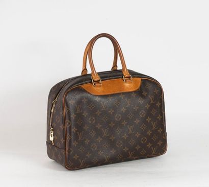 Louis VUITTON, Deauville 

Sac 34 cm en toile monogrammée et cuir naturel, fermeture...