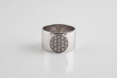 DINH VAN, Anthea 

Bague en or gris (750) centrée d'un disque pavé de diamants taille...